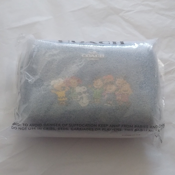 Coach 6447 x Peanuts Snoopy + Friends Mini Boxy Case - Picture 2 of 5